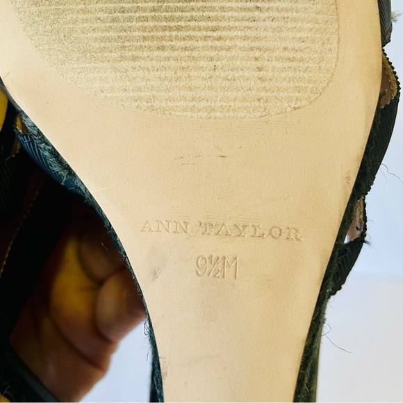 Ann Taylor Black Grosgrain Stripe Wedge Sandals Size 9.5 - Picture 7 of 7